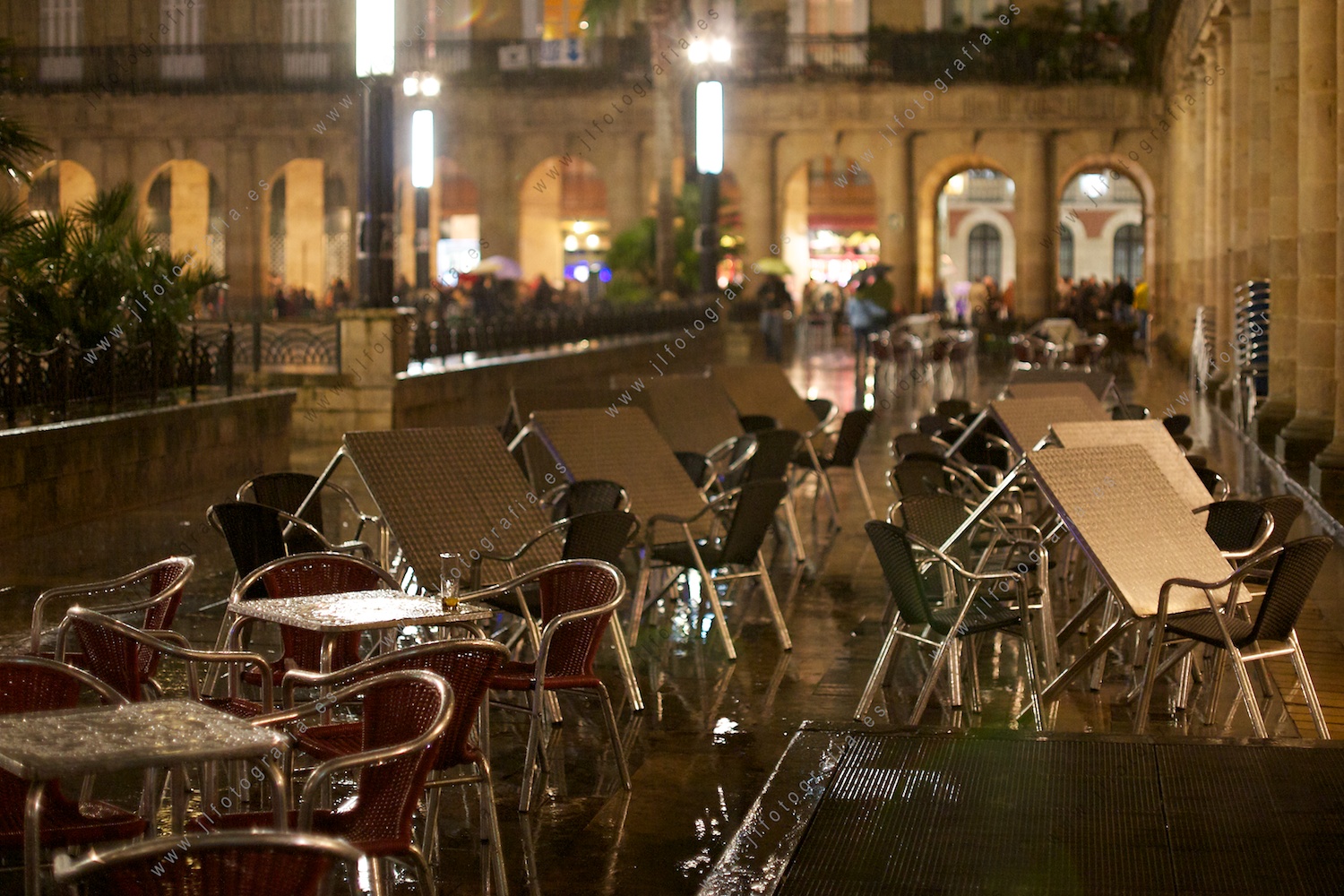 La Plaza Nueva de Bilbao con las terrazas vacias por la lluvia