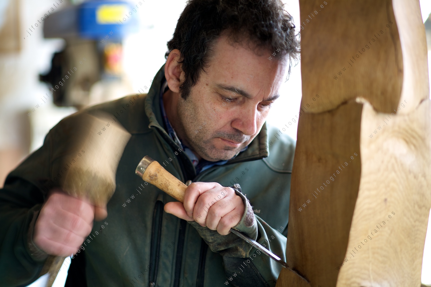 Jesus Lizaso tallando la madera de una de sus esculturas