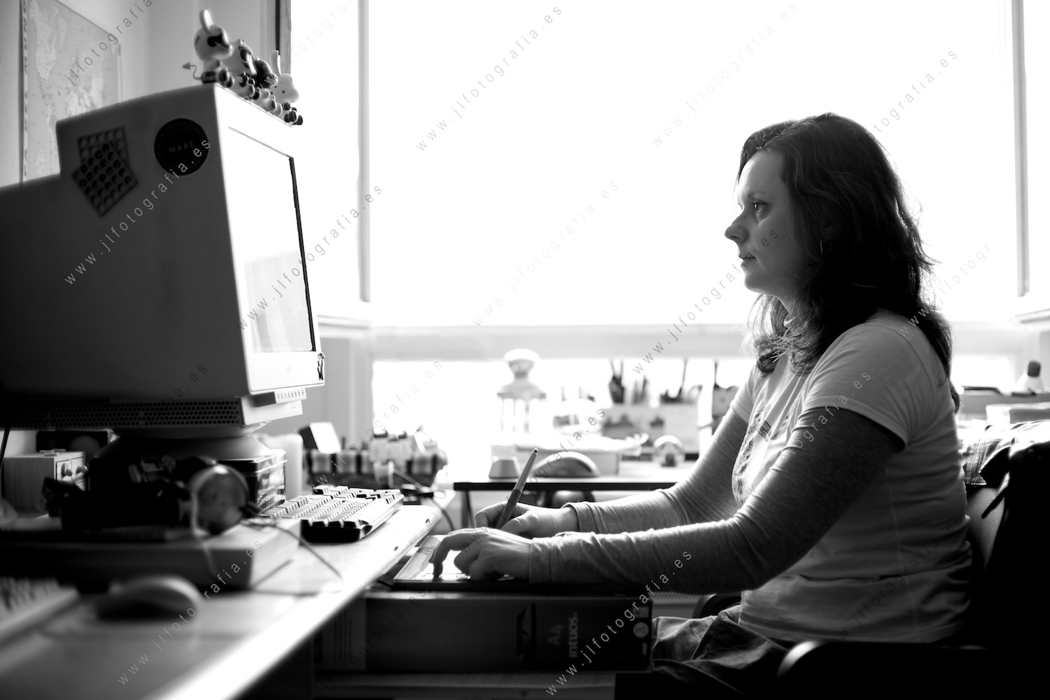 Raquel Alzate trabajando en su estudio frente al ordenador