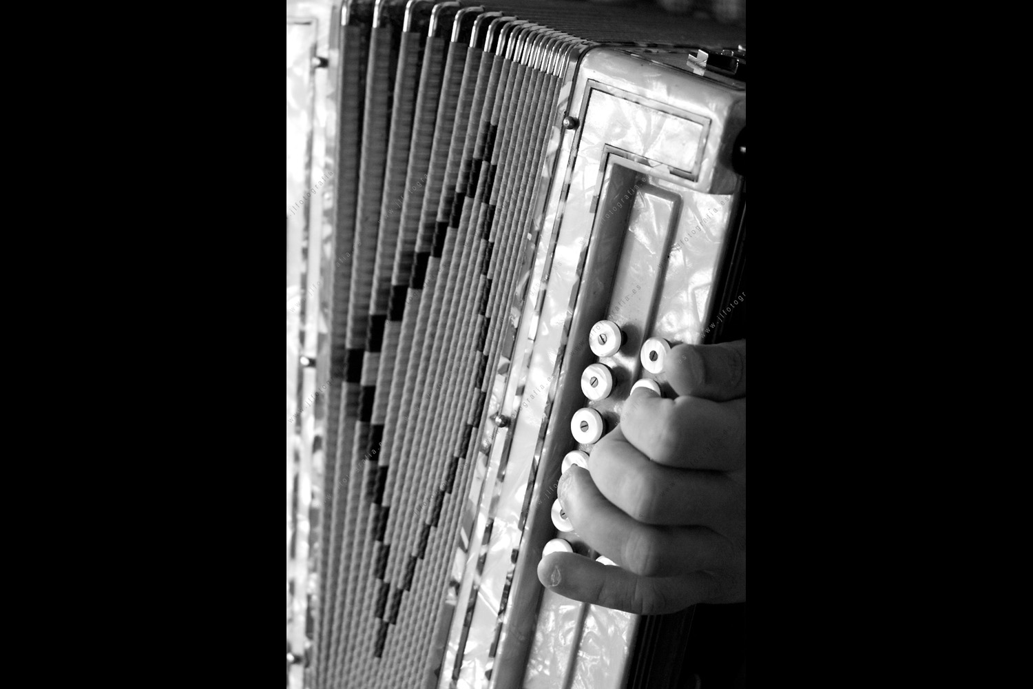 Detalle de la mano de Kepa tocando el acordeón