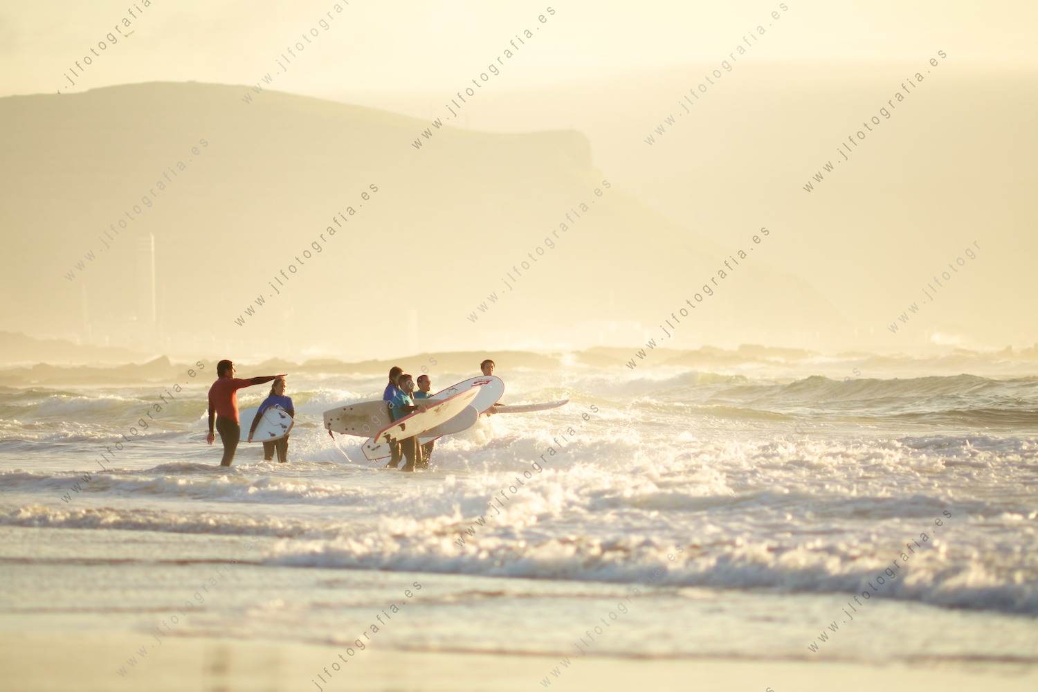 Alumnos de surf al agua