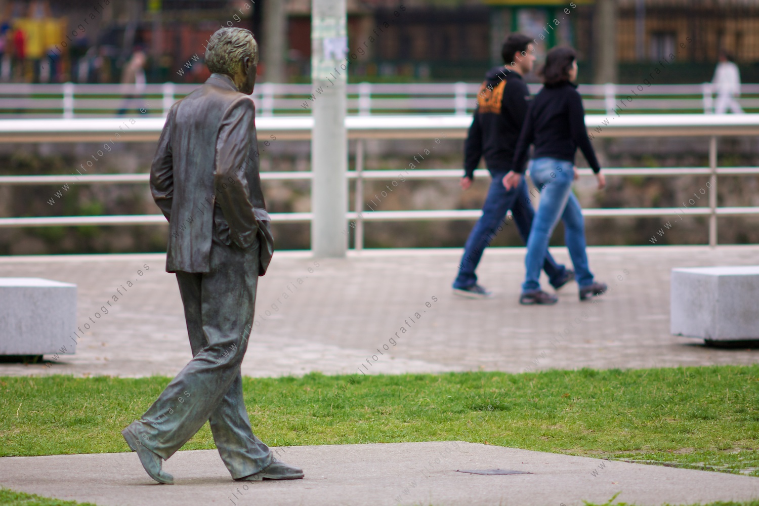 Ramón Rubiales paseando como su estatua