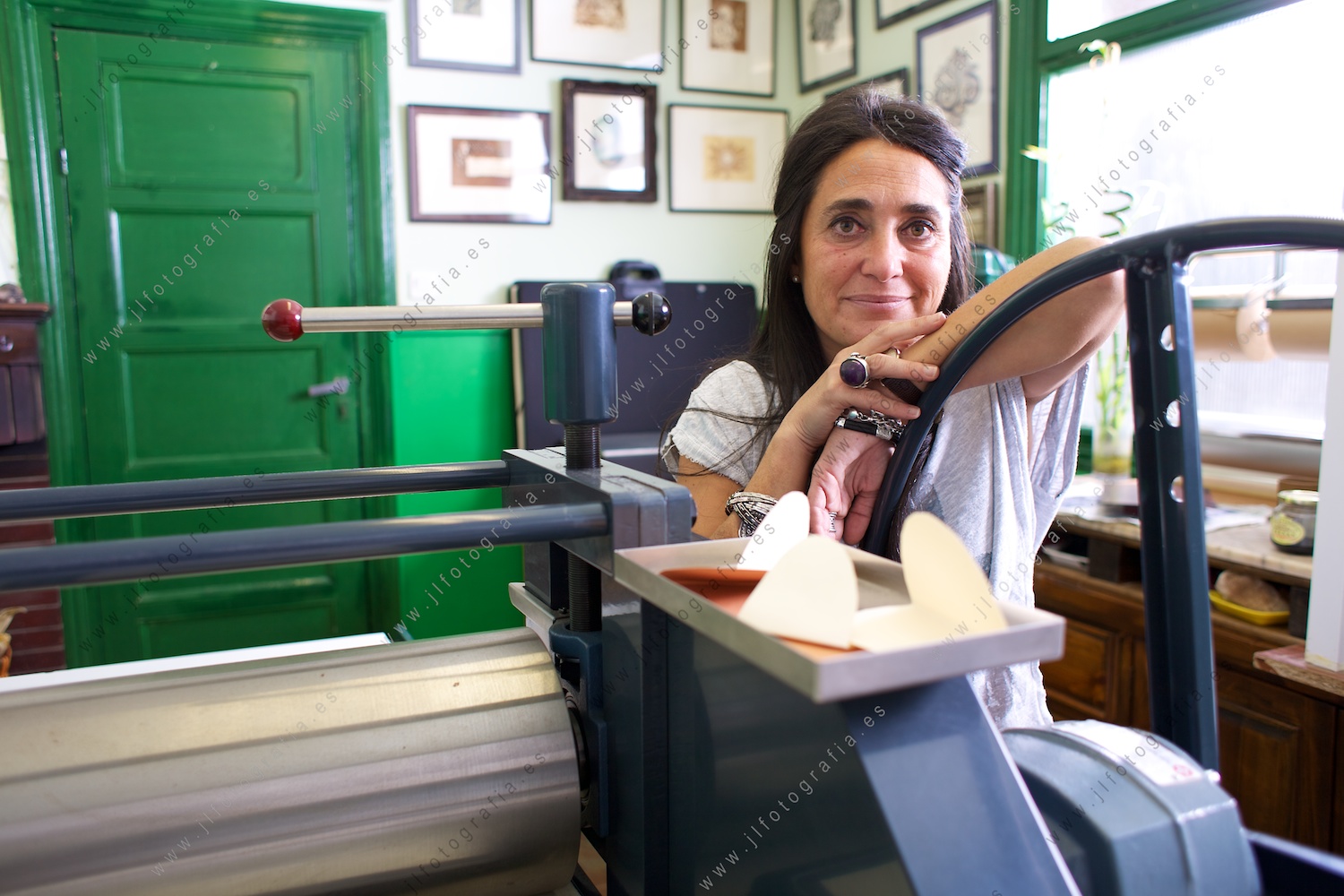 Nerea Gamarra posando en su taller de grabado