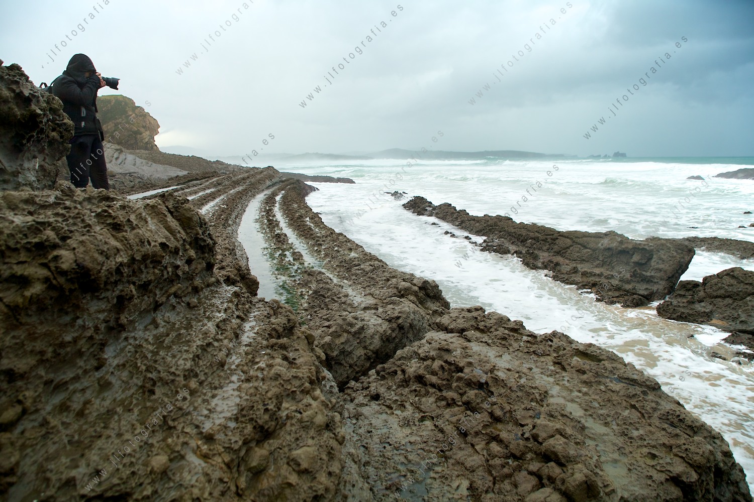 la costa quebrada, es un entorno espectacular de Liencres en Cantabria, con el mar azotando en los acantilados