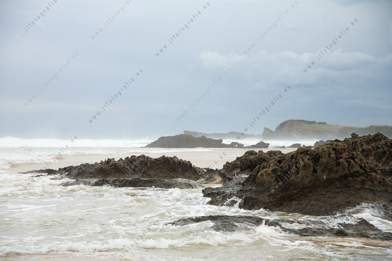 Las rocas abundan en la costa quebrada de Liencres, en cantabria, en una composición maravillosa de elementos de naturaleza muerta