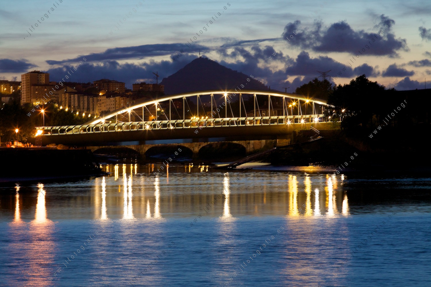 Puente de Manterola iluminado, entre Barakaldo y Sestao sobre la ría del nervión