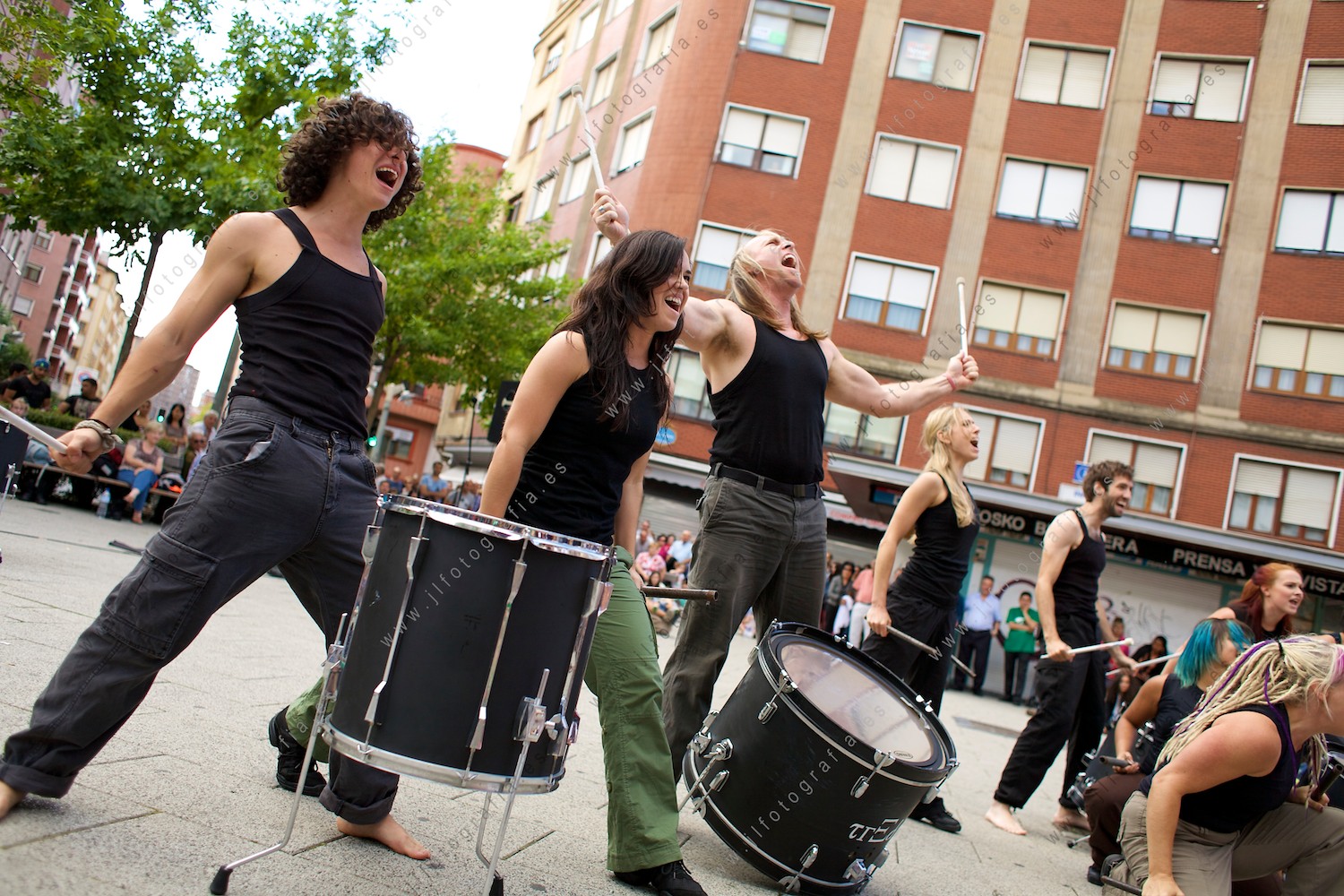 El grupo de arte profético de percusión Tred Dance en plena actuación en Barakaldo.