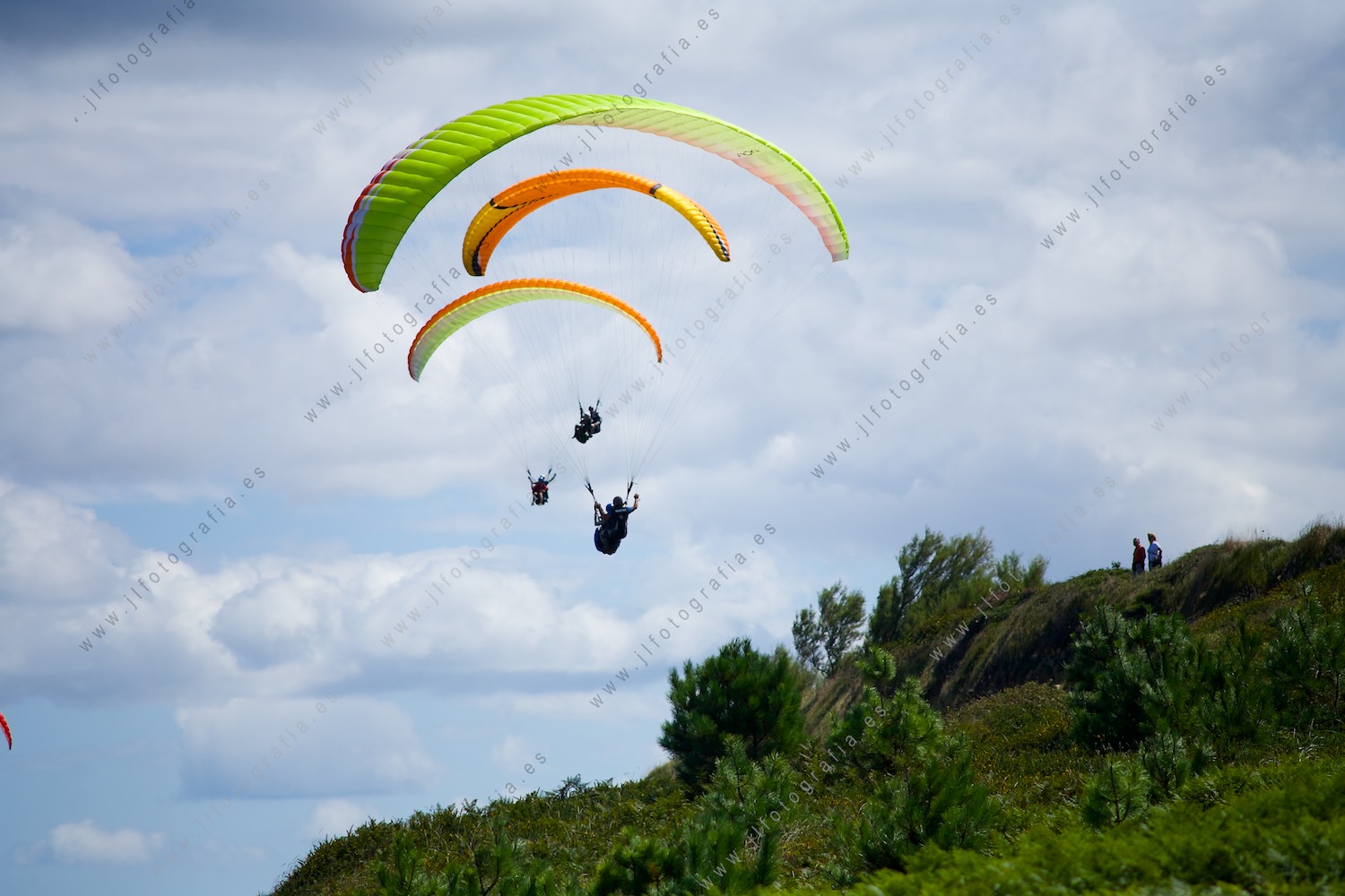 preciosa composición de tres parapentes sobre el cielo de la costa de Sopelana