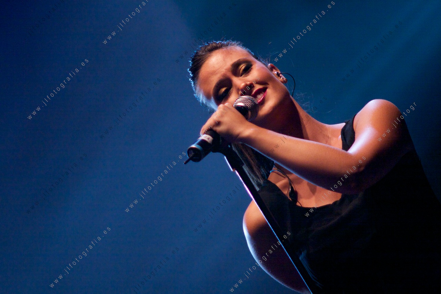 Cintia Rosado, cantante de LFDD, en Bilbao tributo a Mecano