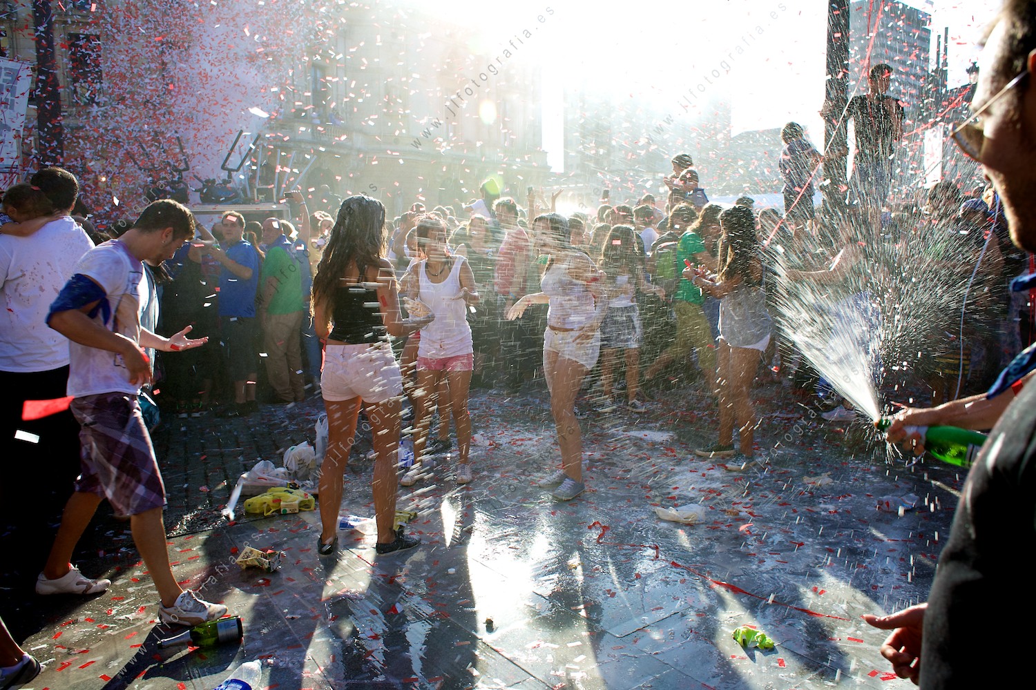 Aste Nagusia de Bilbao, jóvenes celebrando con sidra al aire en el chupinazo