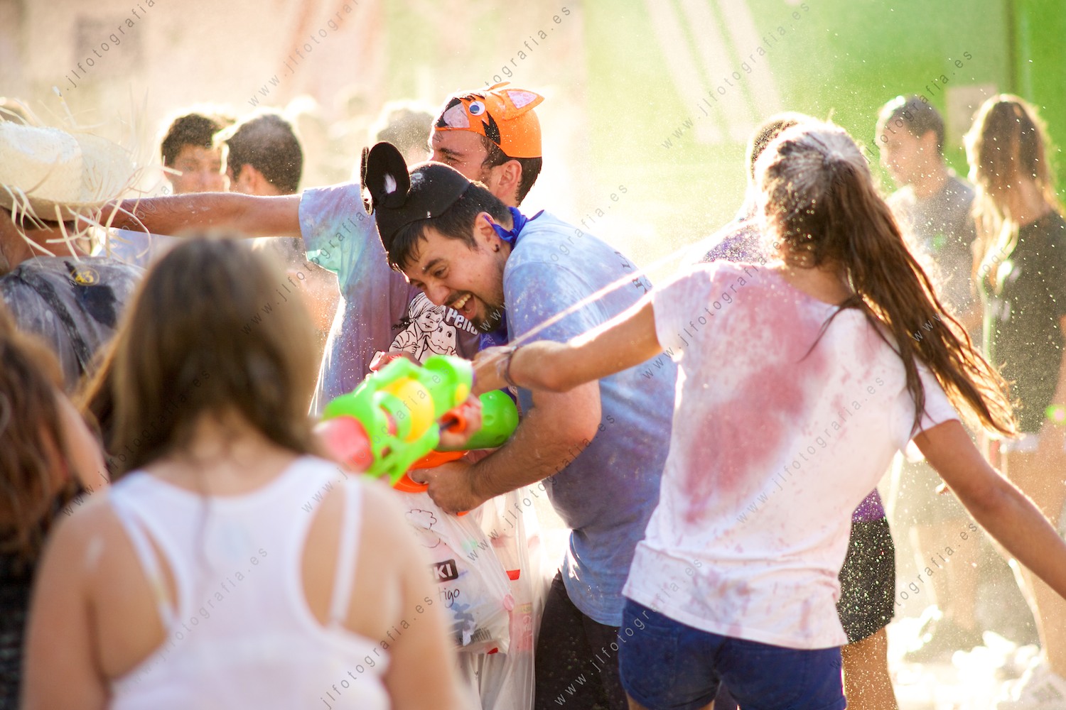 Aste Nagusia de Bilbao, jóvenes gozando la celebración del chupinazo con pistolas de agua