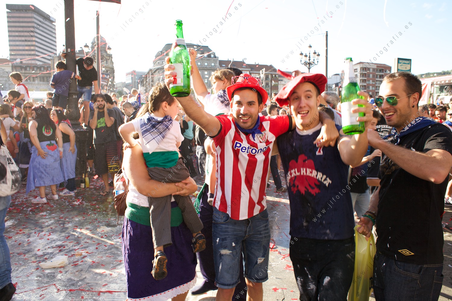 Aste Nagusia de Bilbao, los jóvenes disfrutan y celebran el inicio de las fiestas