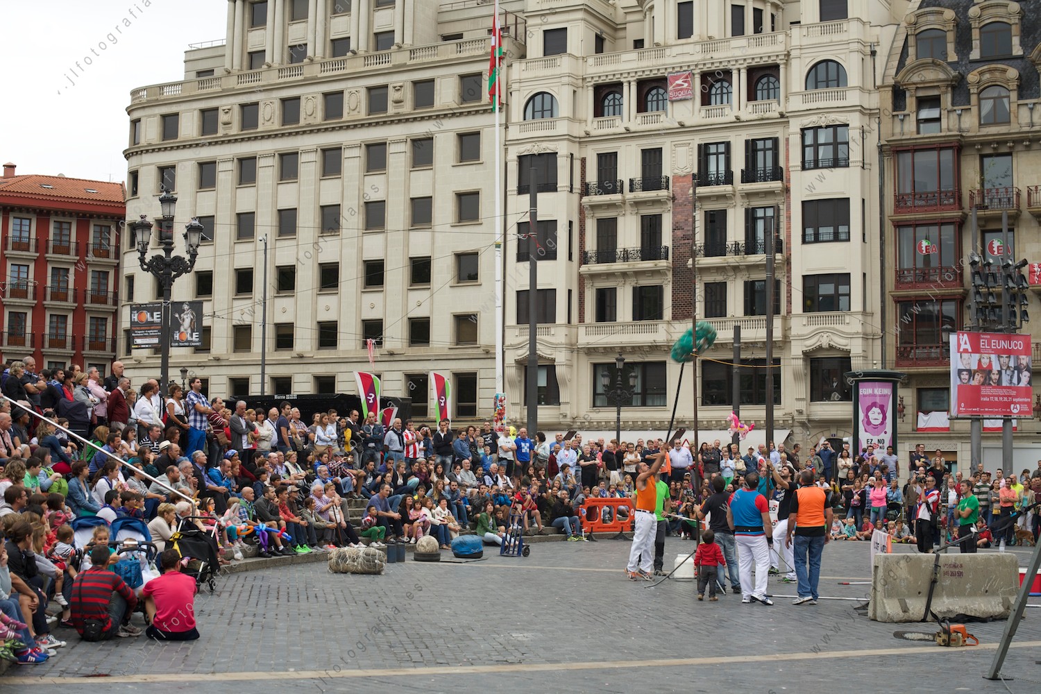 Aste Nagusia de Bilbao, competición de deporte rural en la plaza del Arriaga, lanzamiento de fardo de paja
