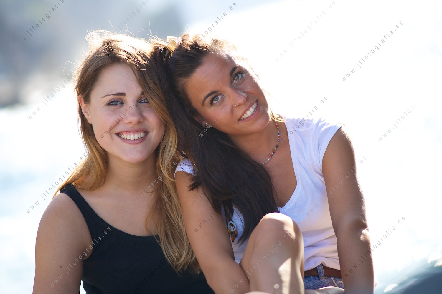 retrato de plano medio a dos chicas sonrientes en San Juan de Gaztelugatxe