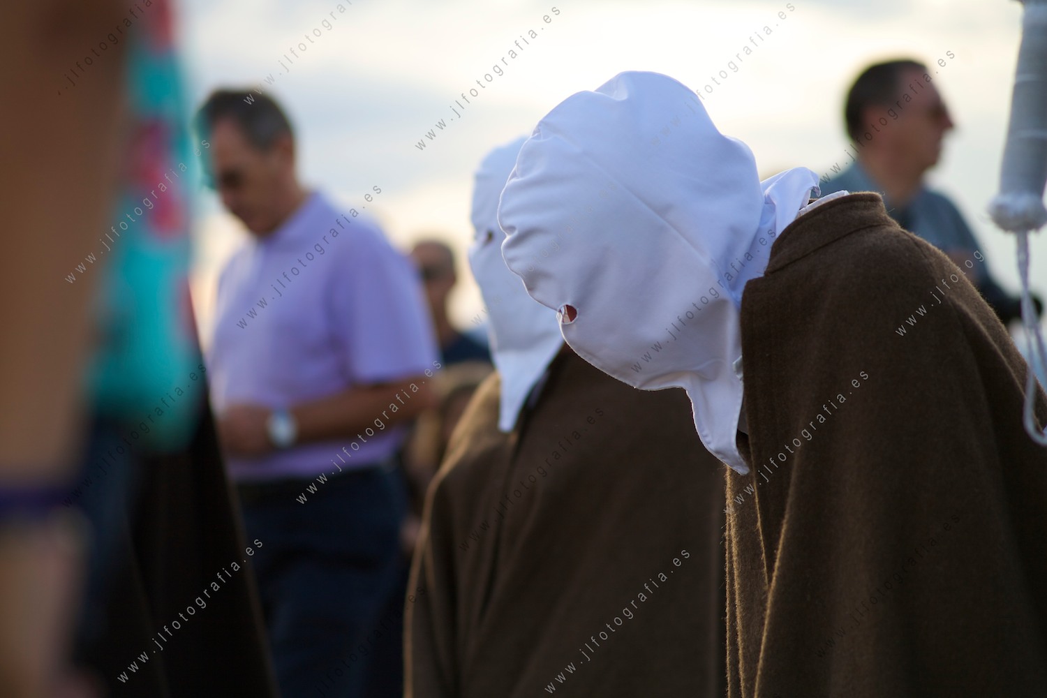 Detalle de uno de los penitentes que se pegará latigazos en la procesión religiosa los Picaos