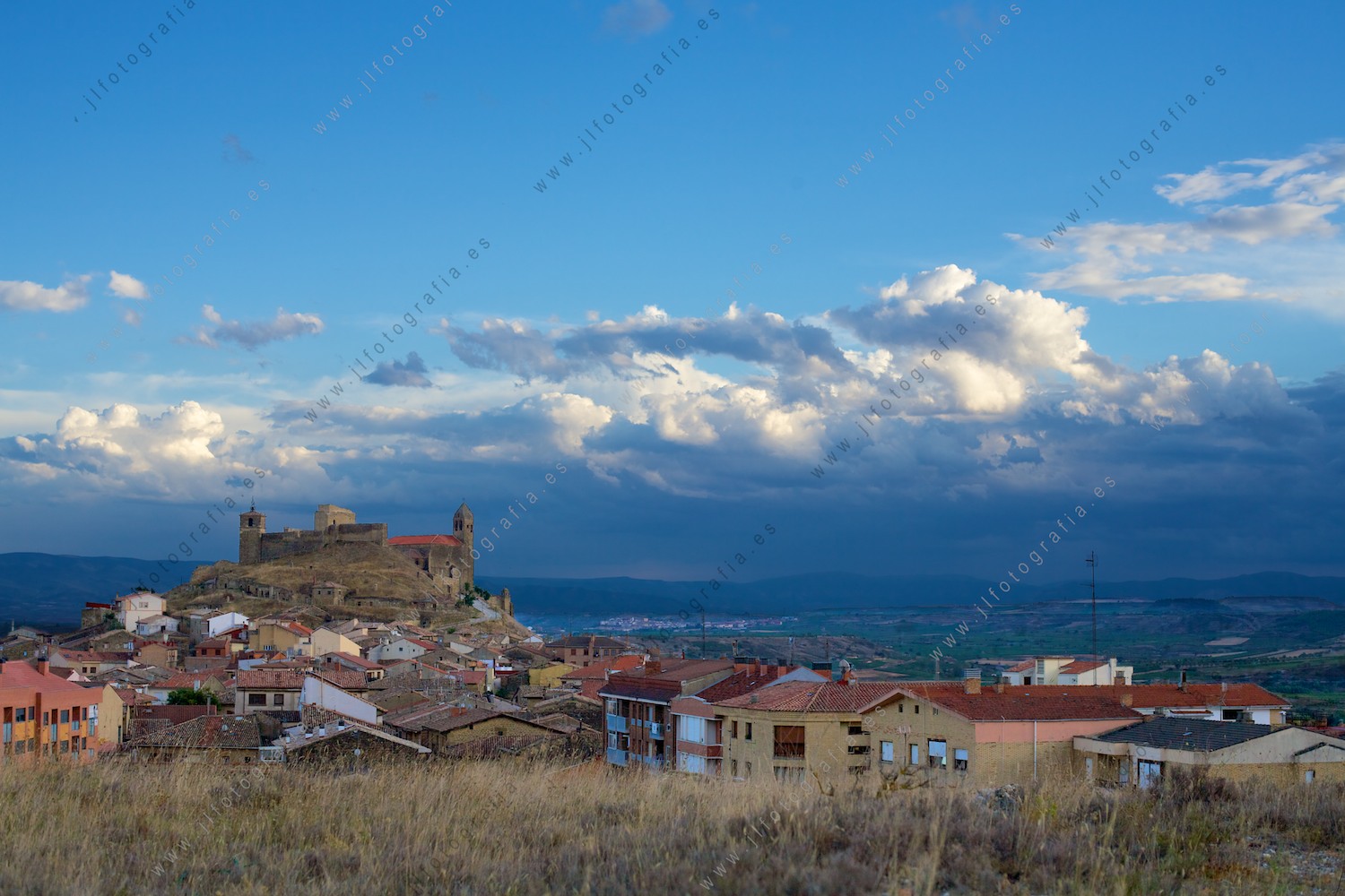 Paisaje del pueblo de San Vicente de la Sonsierra en la Rioja alavesa al atardecer