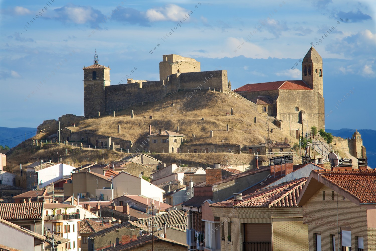 Fotografía de la Iglesia de Santa María la Mayor, en el alto del pueblo de San Vicente de la Sonsierra, en la Rioja alavesa.