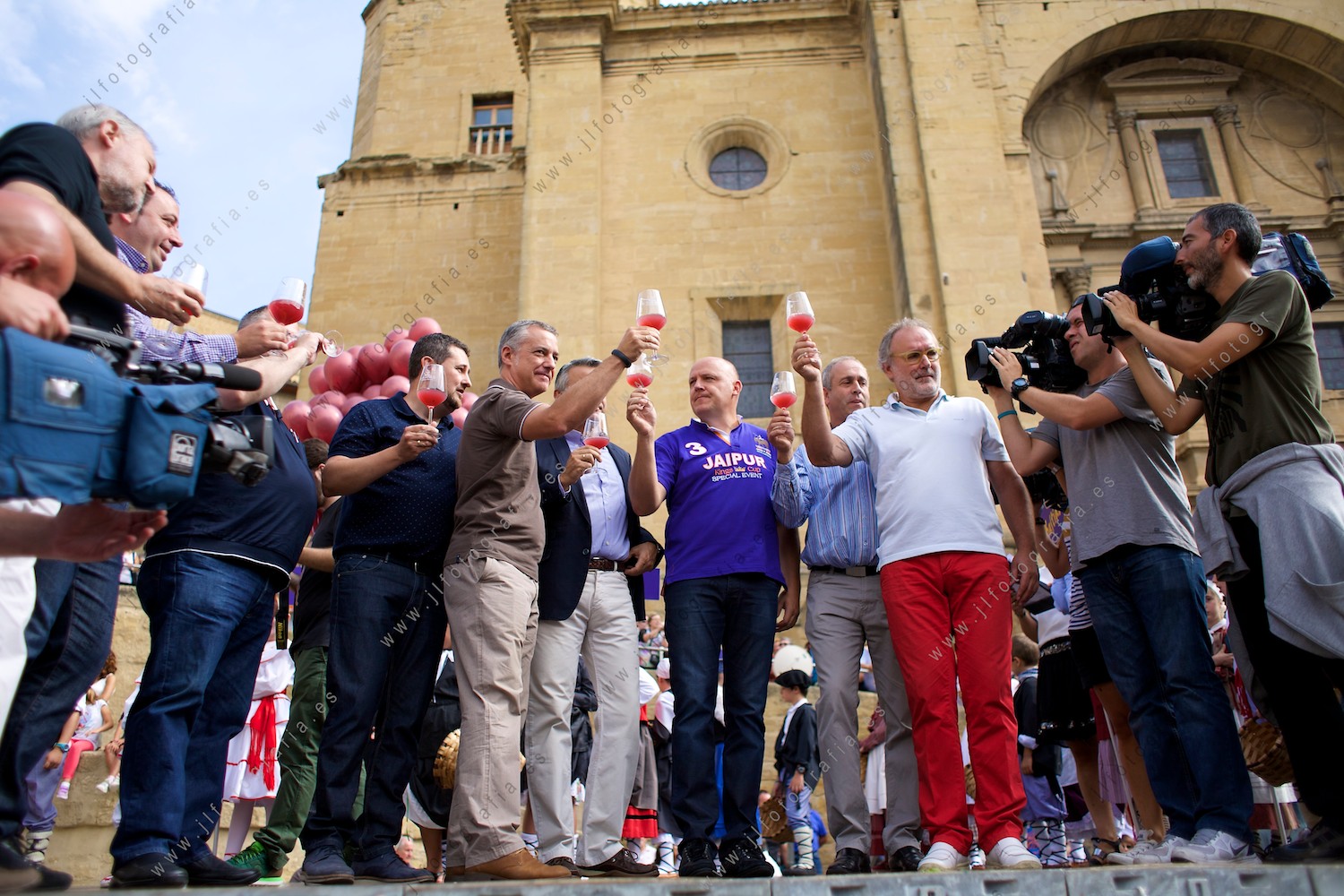grupo de políticos  dirigentes vascos, brindando mientras posan para los medios de comunicación en Labastida en la fiesta de la vendimia