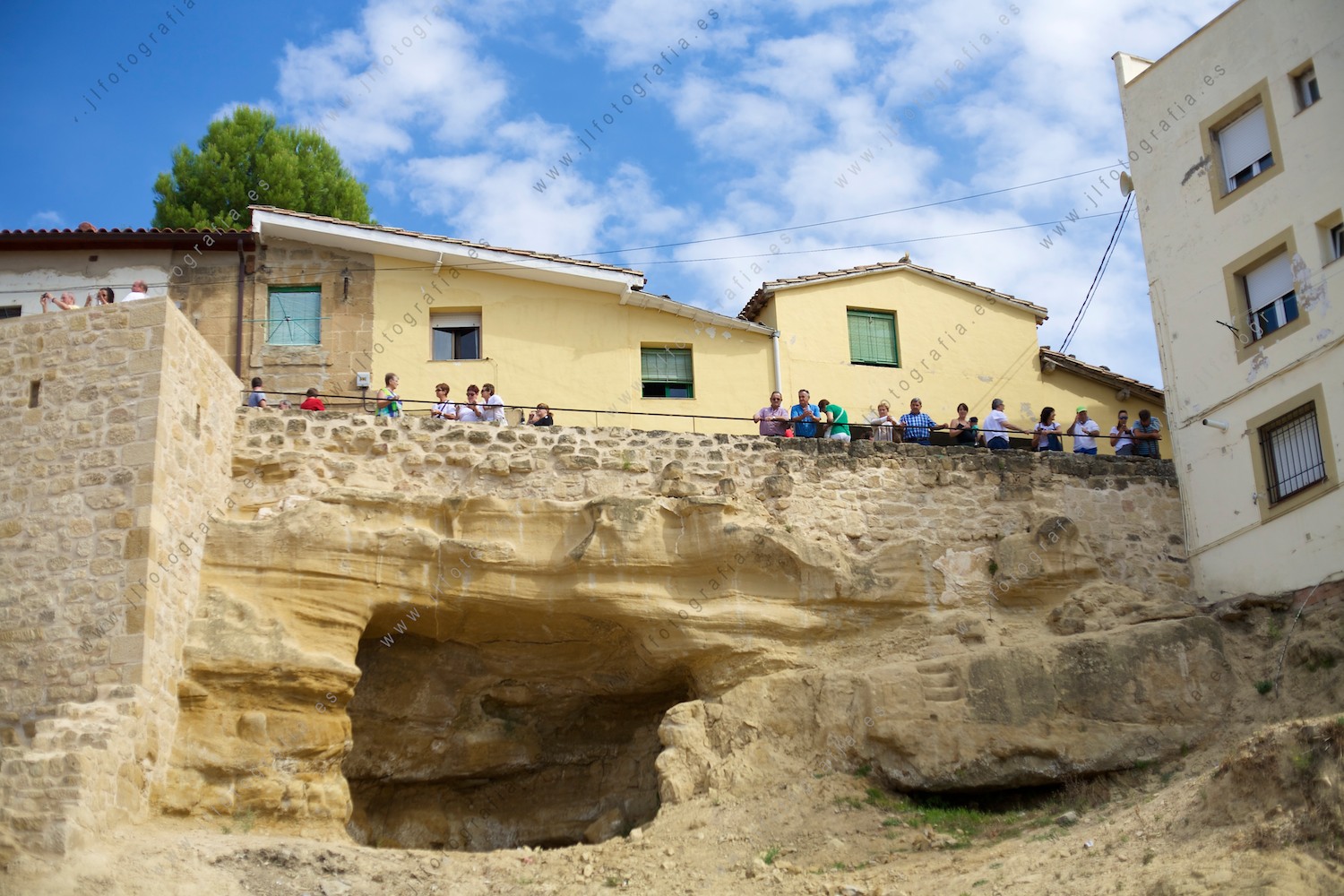 foto postal clásica de un ricón de Labastida een el que se ven las cuevas que hacen de bodegas en las casas rurales