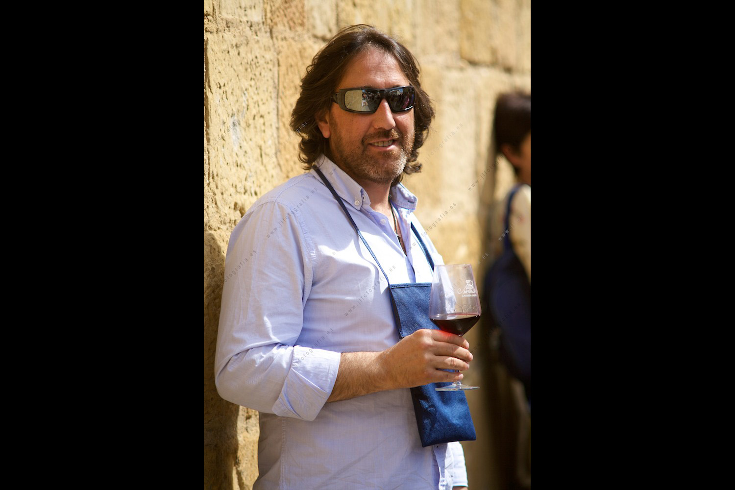 retrato de un caballero con su copa de vino en la fiesta de la vendimia de Labastida