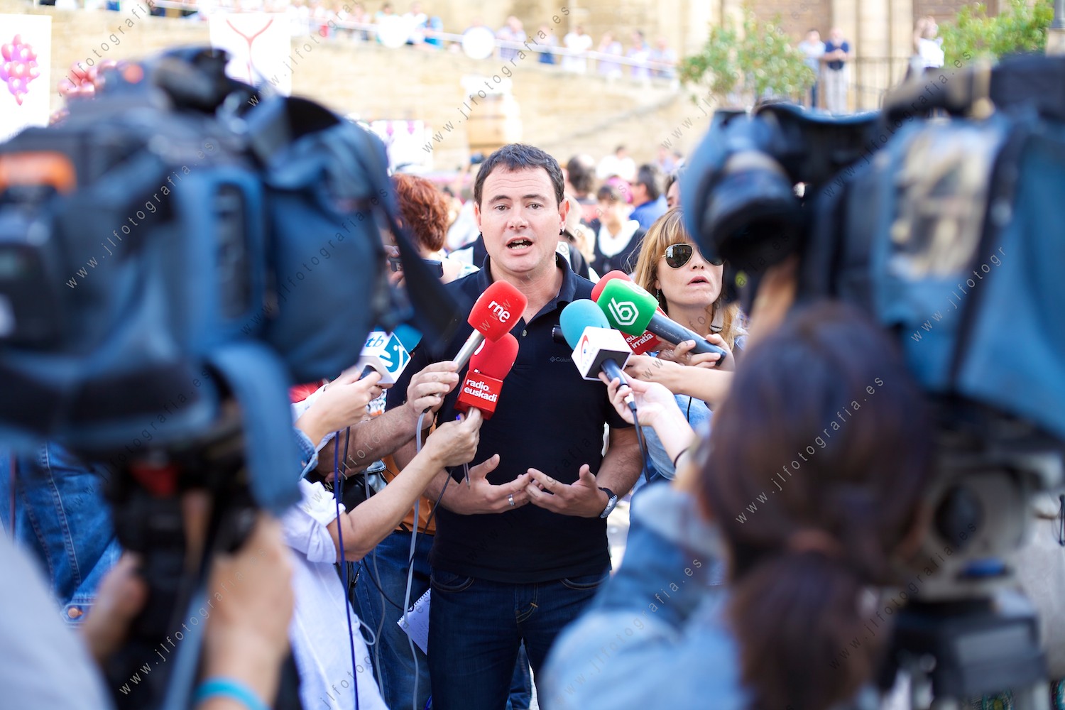 retrato de un político de la izquierda vasca haciendo declaraciones ante los medios de comunicación