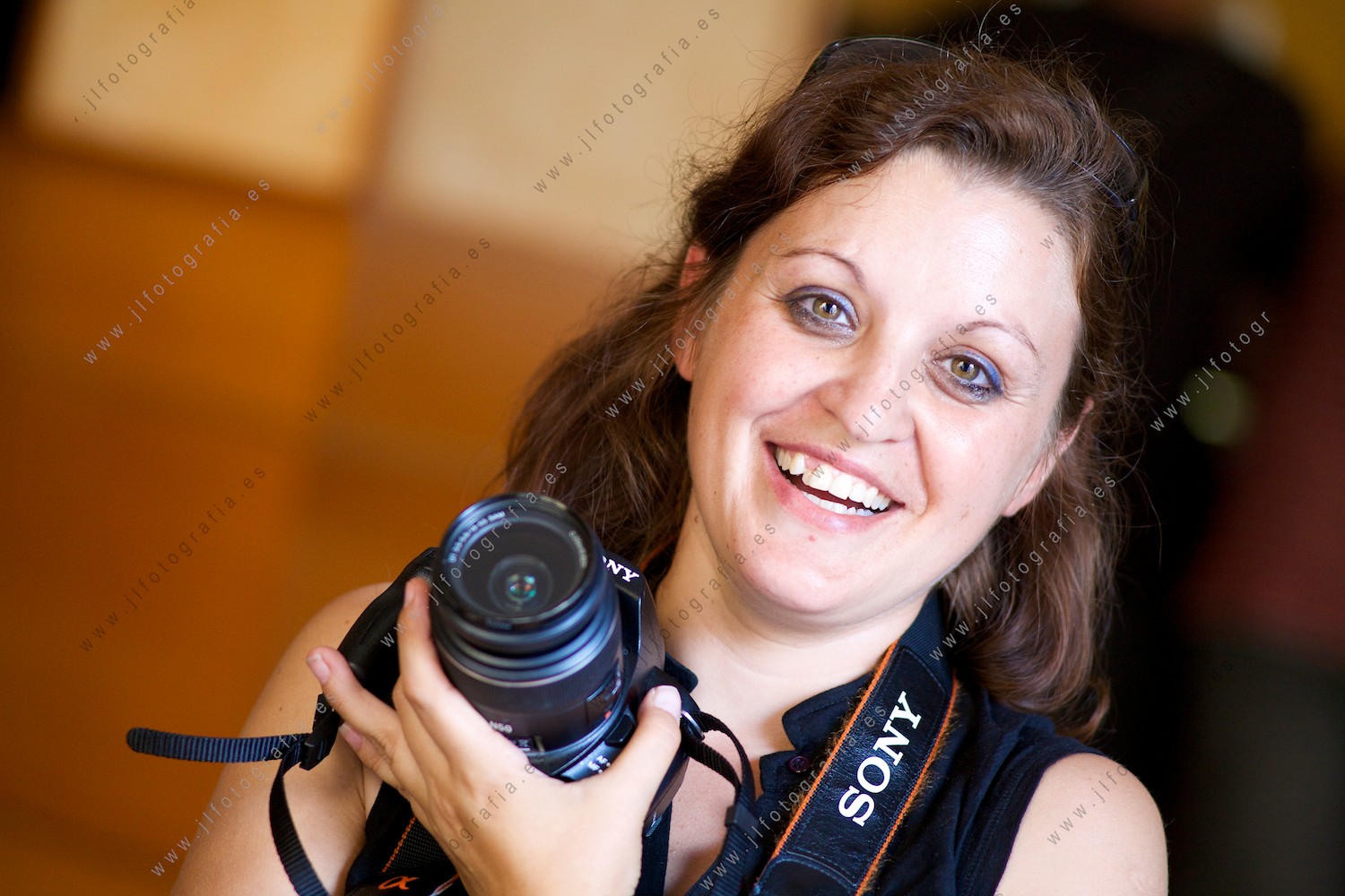 retrato a una aficionada a la fotografía en Labastida, con cámara de fotos réflex de marca Sony