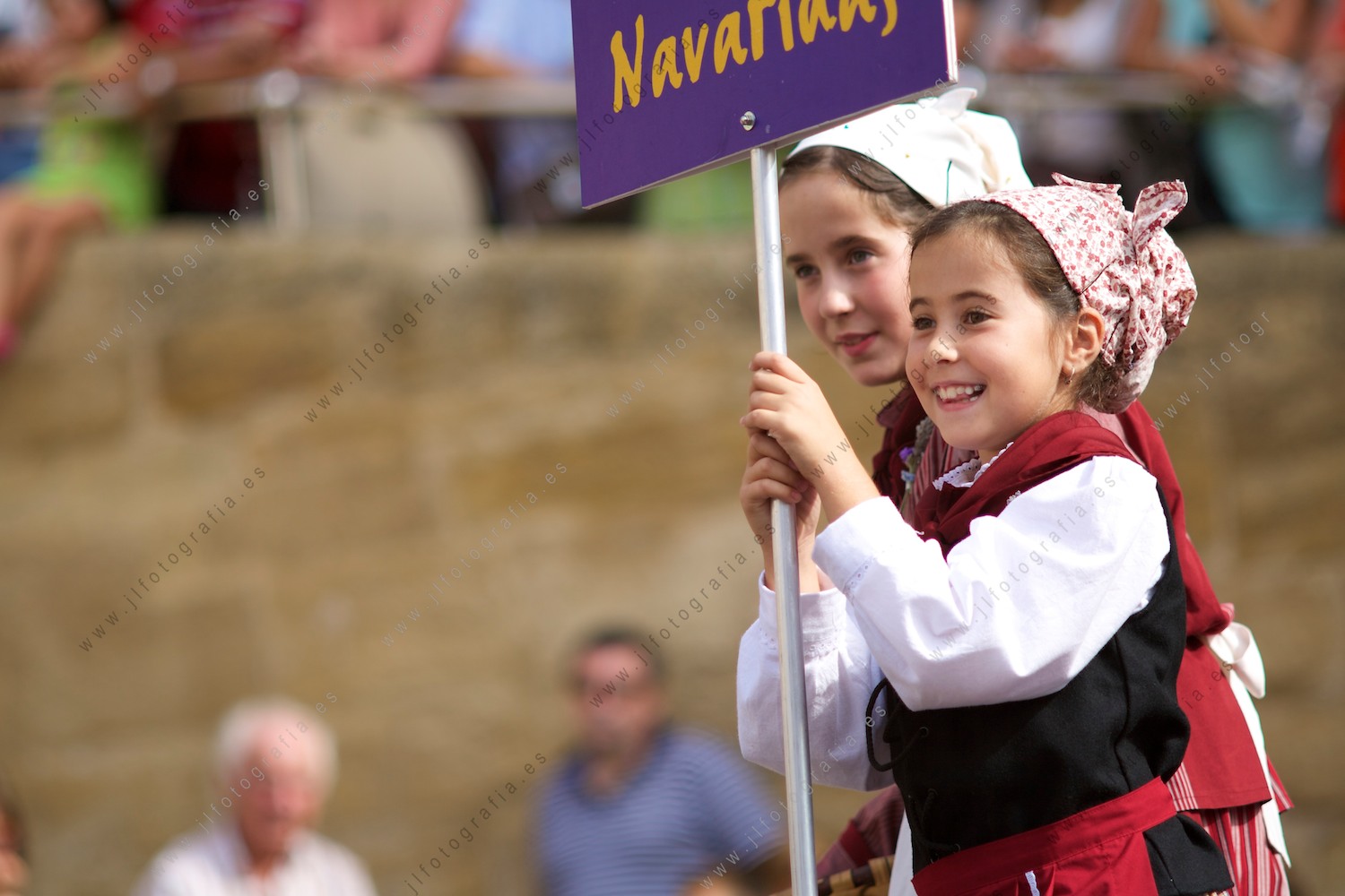 Dos niñas en representación de Navaridas en la fiesta de la vendimia de Labastida