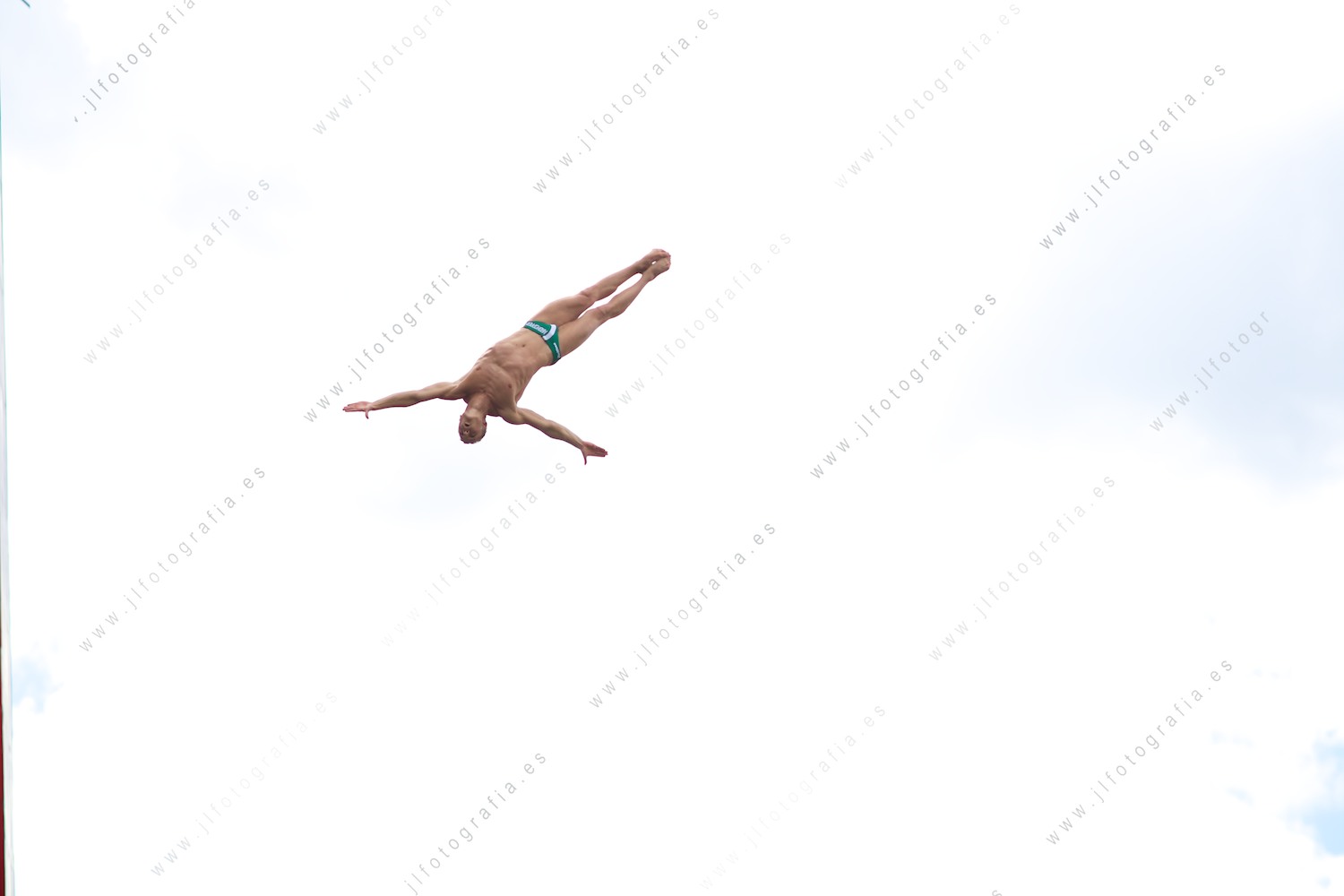 saltador Cliff Diving de Red Bull en el cielo de Bilbao