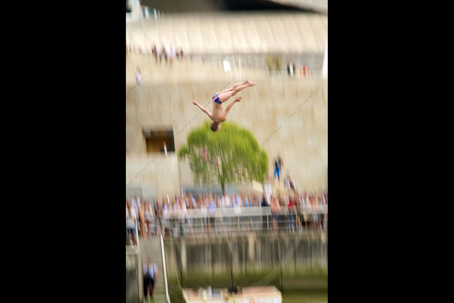 fotografía barrido de saltador Cliff Diving de Red Bull en Bilbao