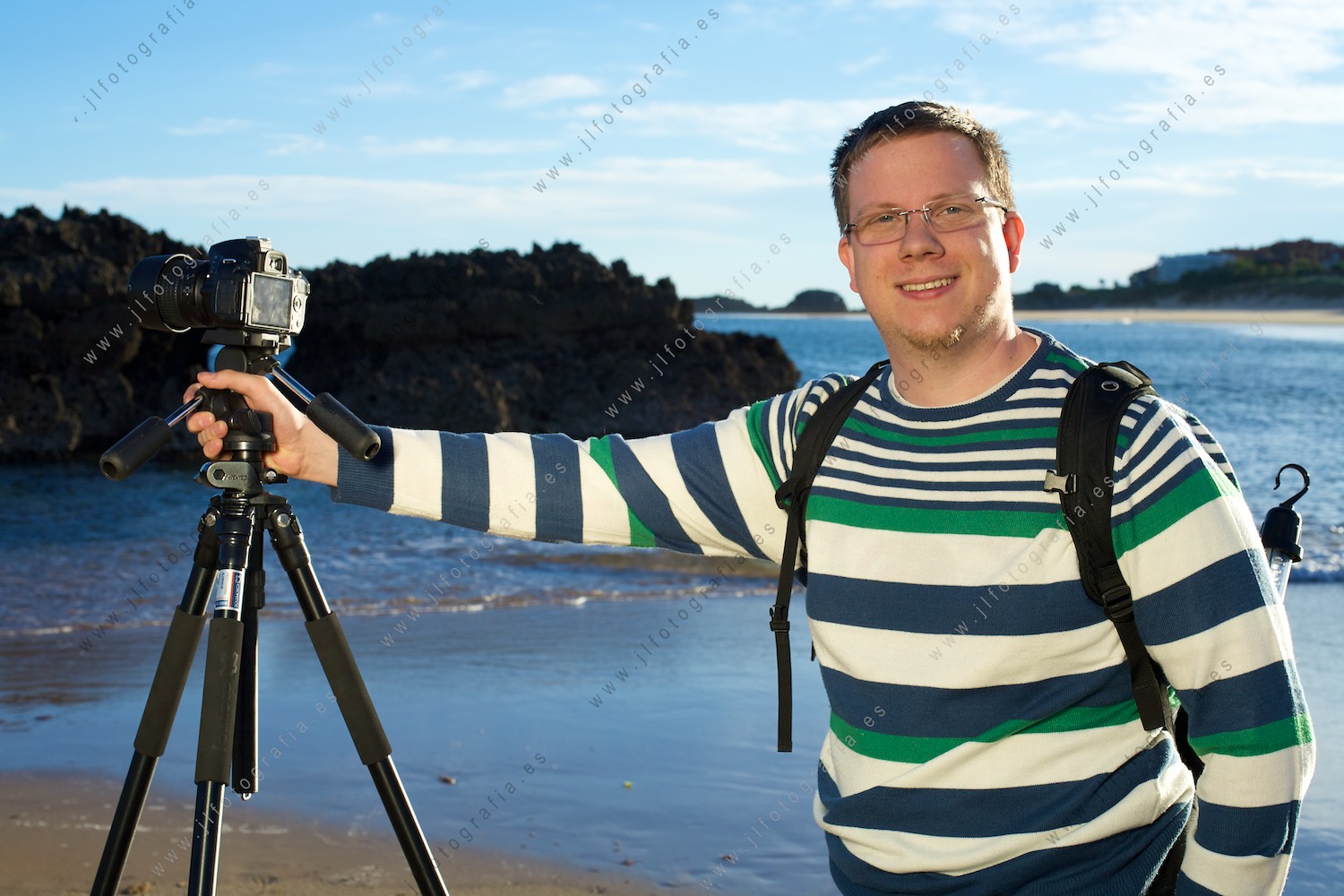 Retrato de Stewen, fotógrafo de Denbora, posando en la playa de Noja