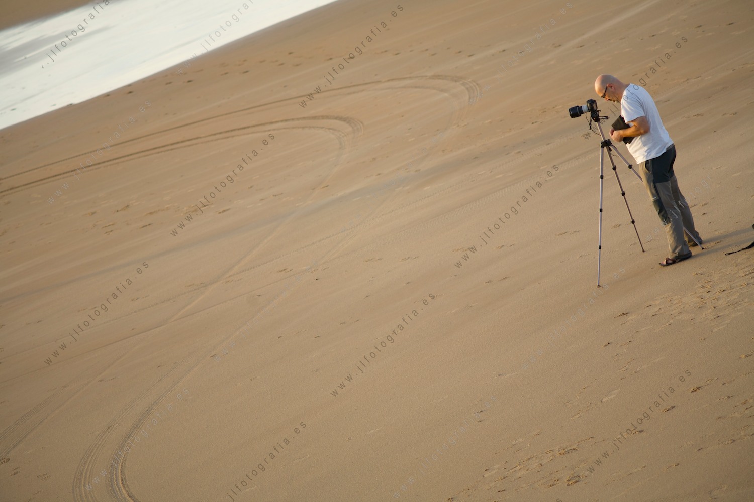 El fotógrafo de Denbora e las arenas de la playa de Ris en Noja, Cantabria