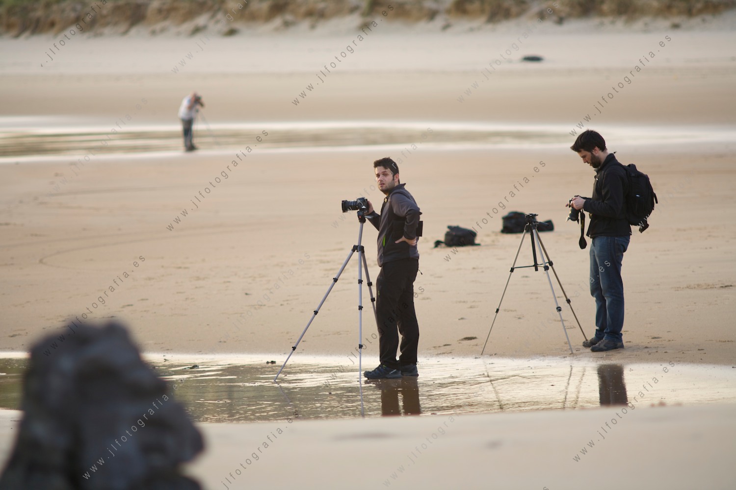 fotógrafos de Denbora en la playa de Ris, con el trípode, haciendo fotografías de paisaje de amanecer