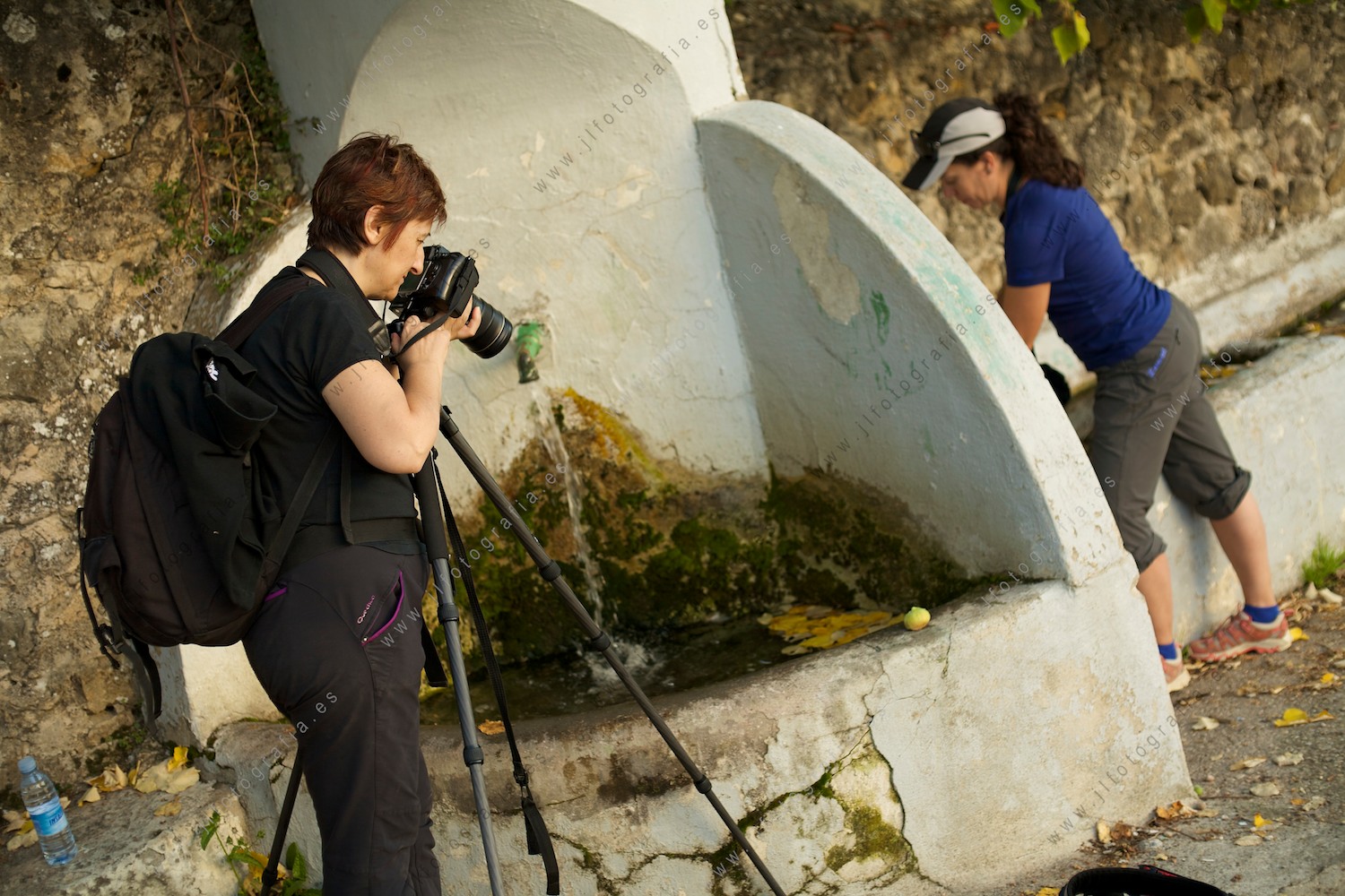Josune, haciendo una fotografía de larga exposición a una fuente de Antoñana