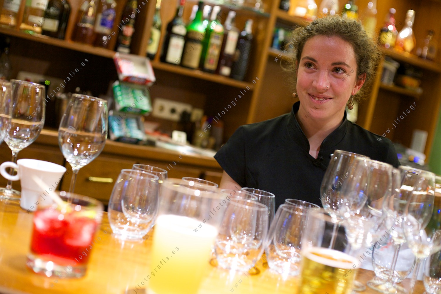 camarera tras la barra en un bar de Antoñana