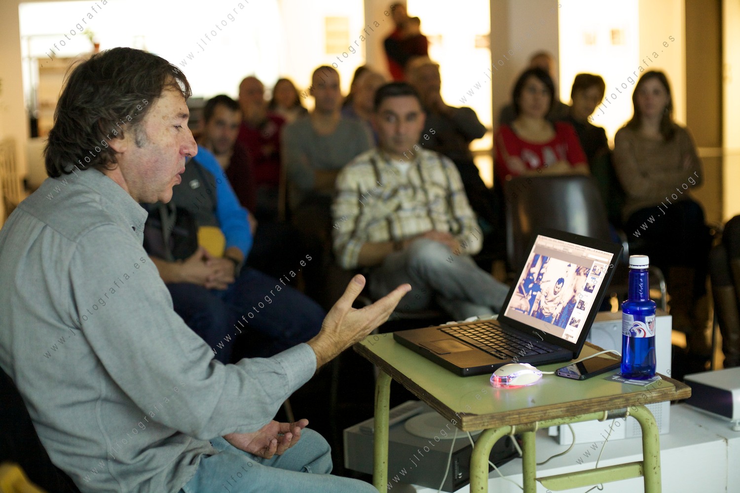 el fotoperiodista Juan Torre en una charla durante la quincena fotográfica de Denbora