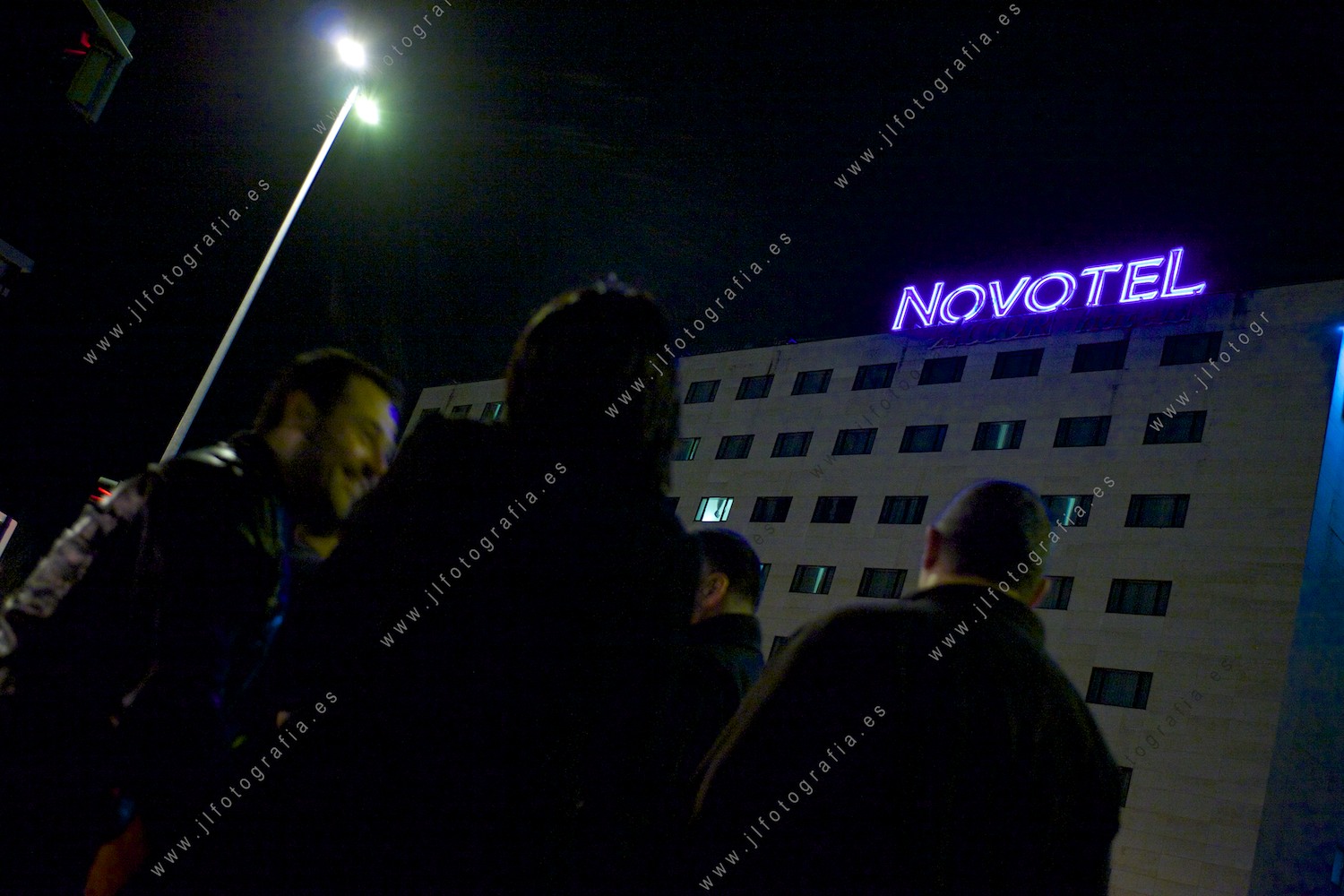 grupo delante del hotel Novotel para cenar