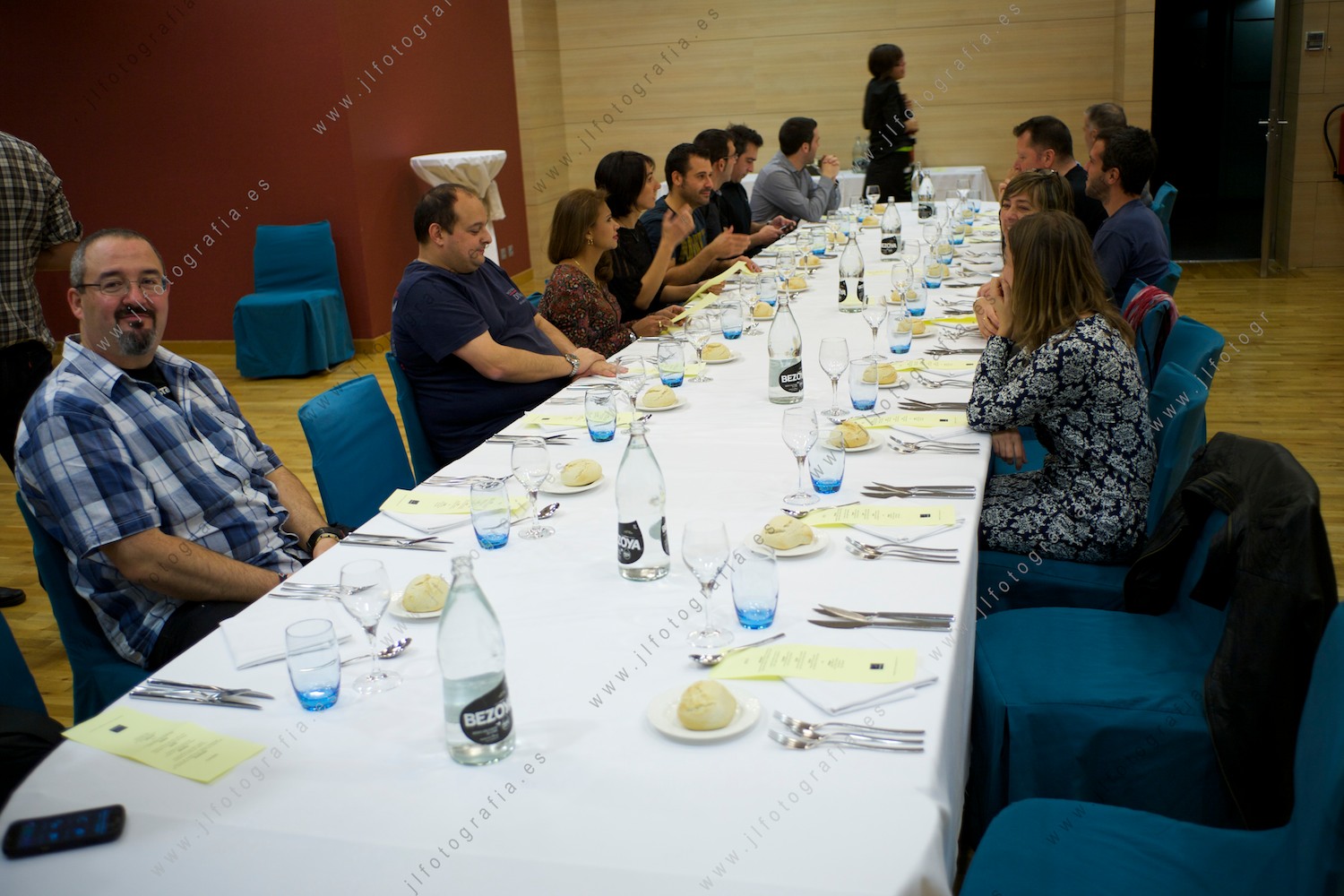 La mesa lista con los comensales para empezar a cenar en el restaurante del Novotel