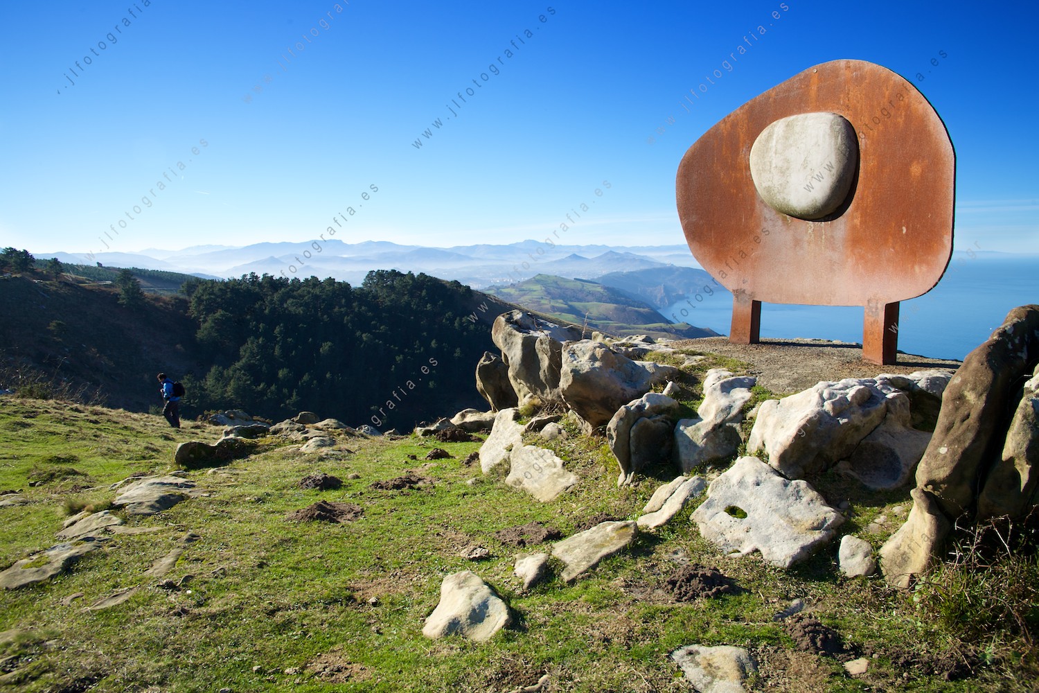 Escultura de piedra y hierro fundido que hay en el monte jaizkibel