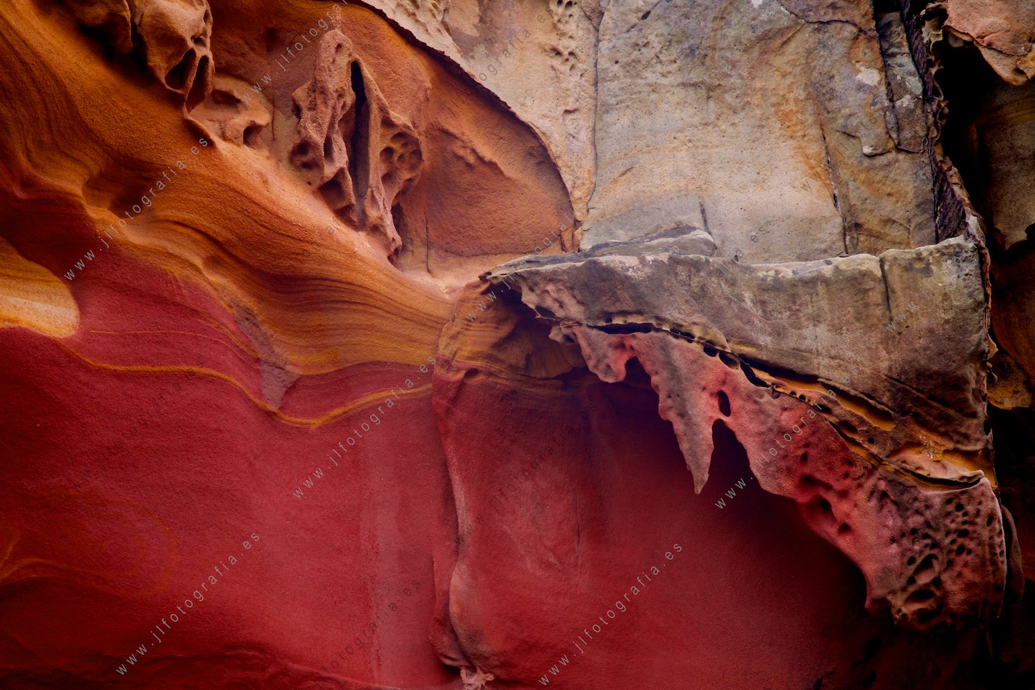 Formas, colores y texturas que se forman en el valle de los colores de Jaizkibel, tonos rojos y naranjas