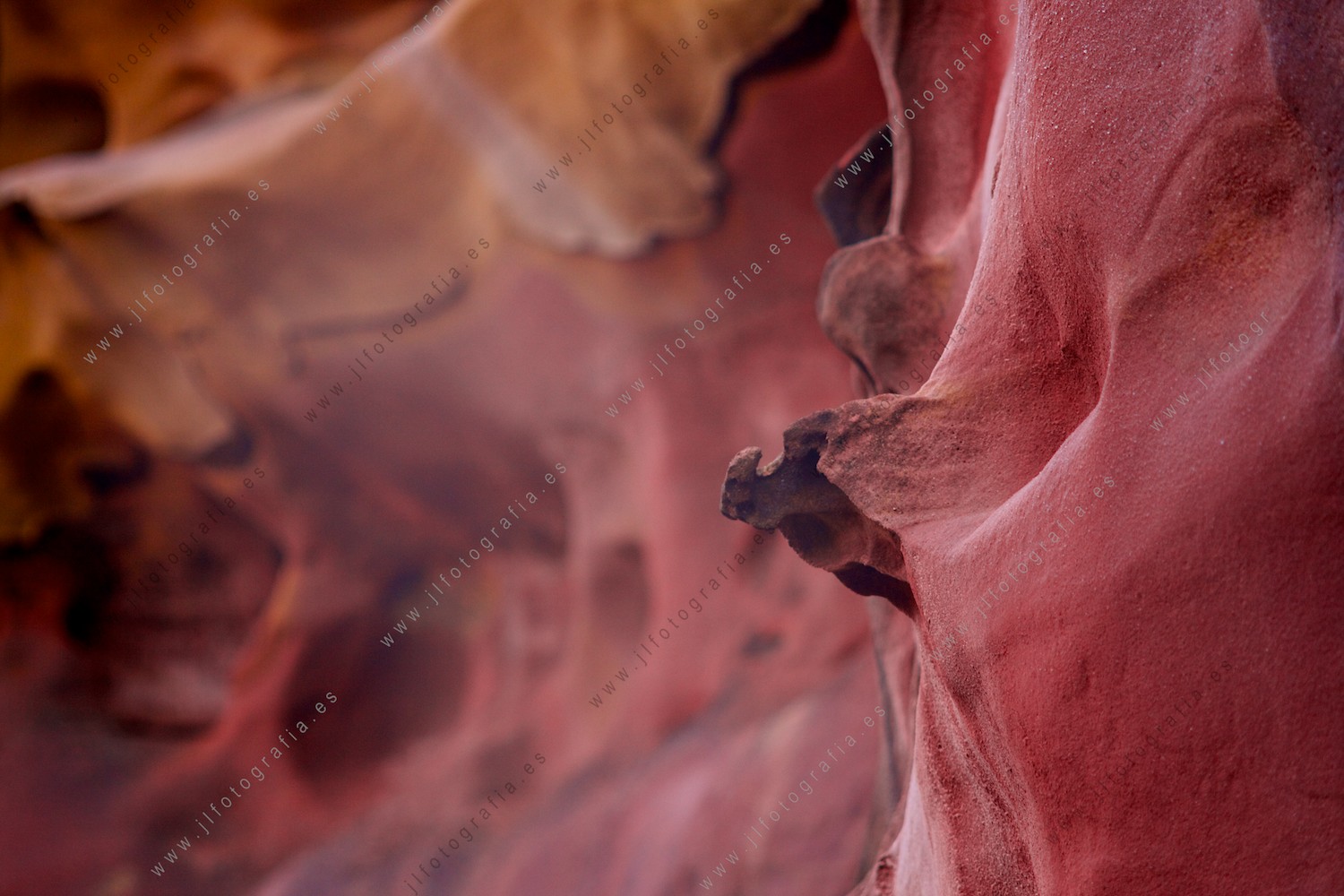 Formas, colores y texturas que se forman en el valle de los colores de Jaizkibel, con tonos ocres y rojos