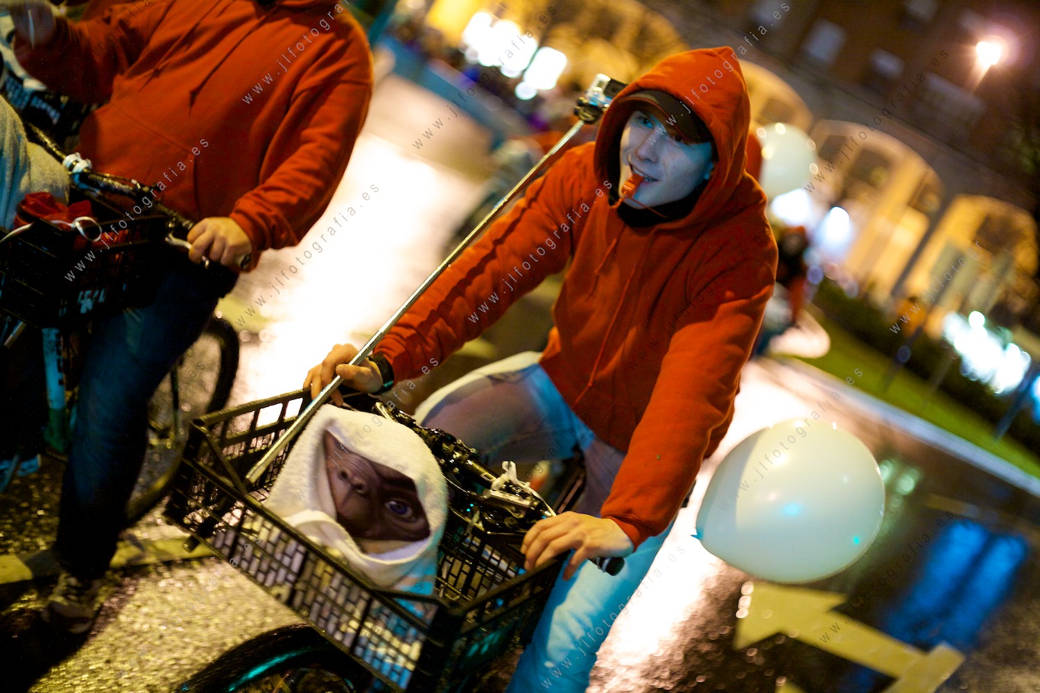 Fiestas de carnaval de Barakaldo, jóven con el disfraz de Eliot en bicicleta con ET