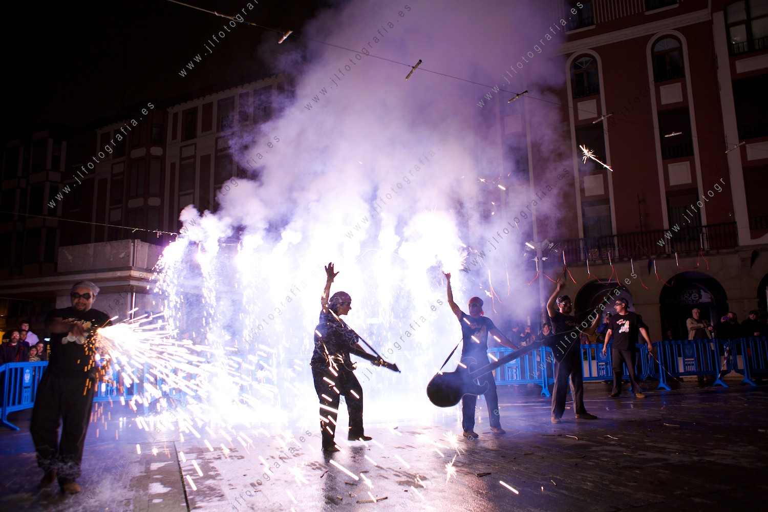 Actuación de rock en la Herriko Plaza, durante el entierro de la sardina de los carnavales de Barakaldo