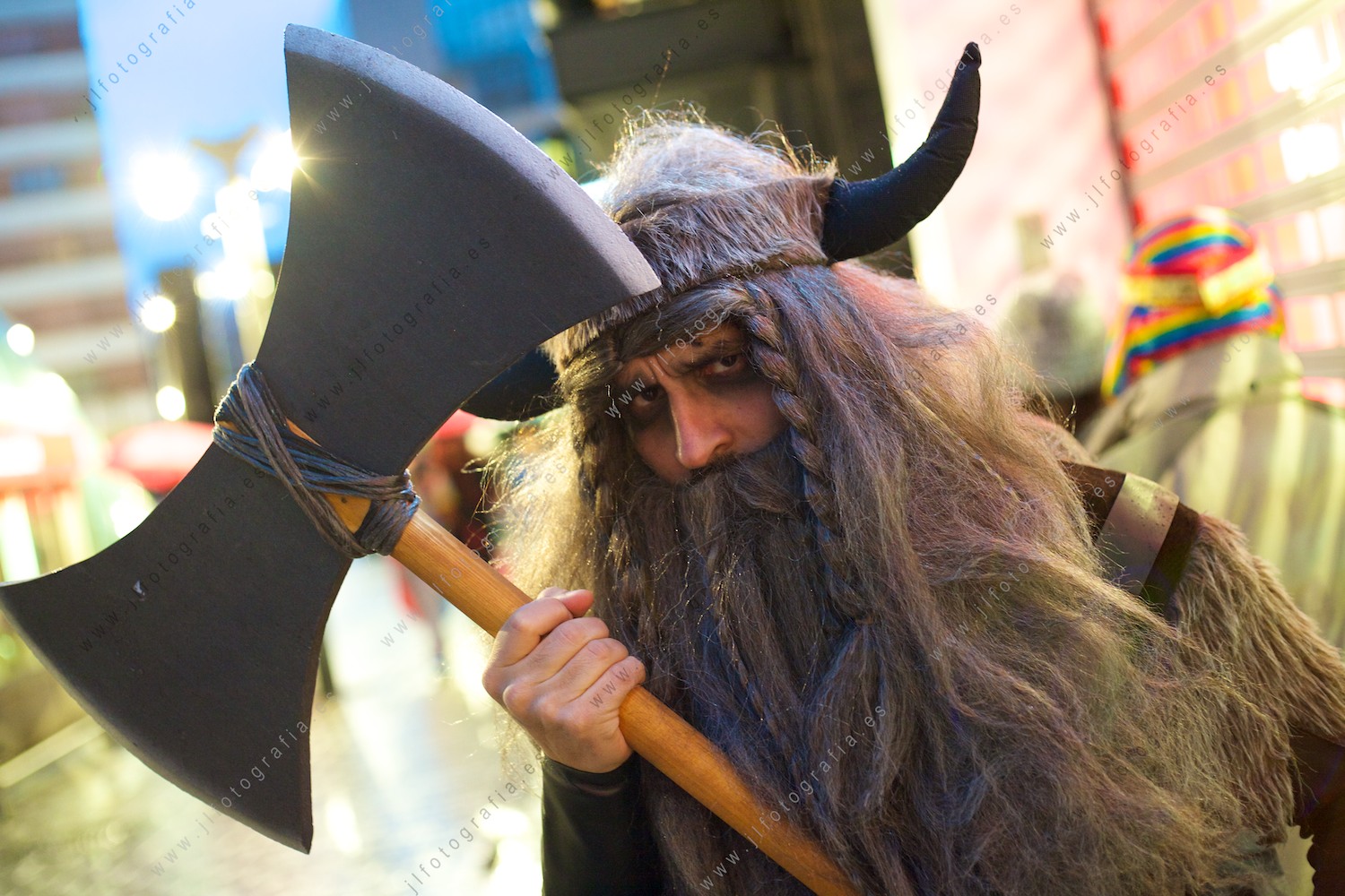 Carnaval de Barakaldo, disfraz de Olaz el vikingo, con hacha y casco con cuernos