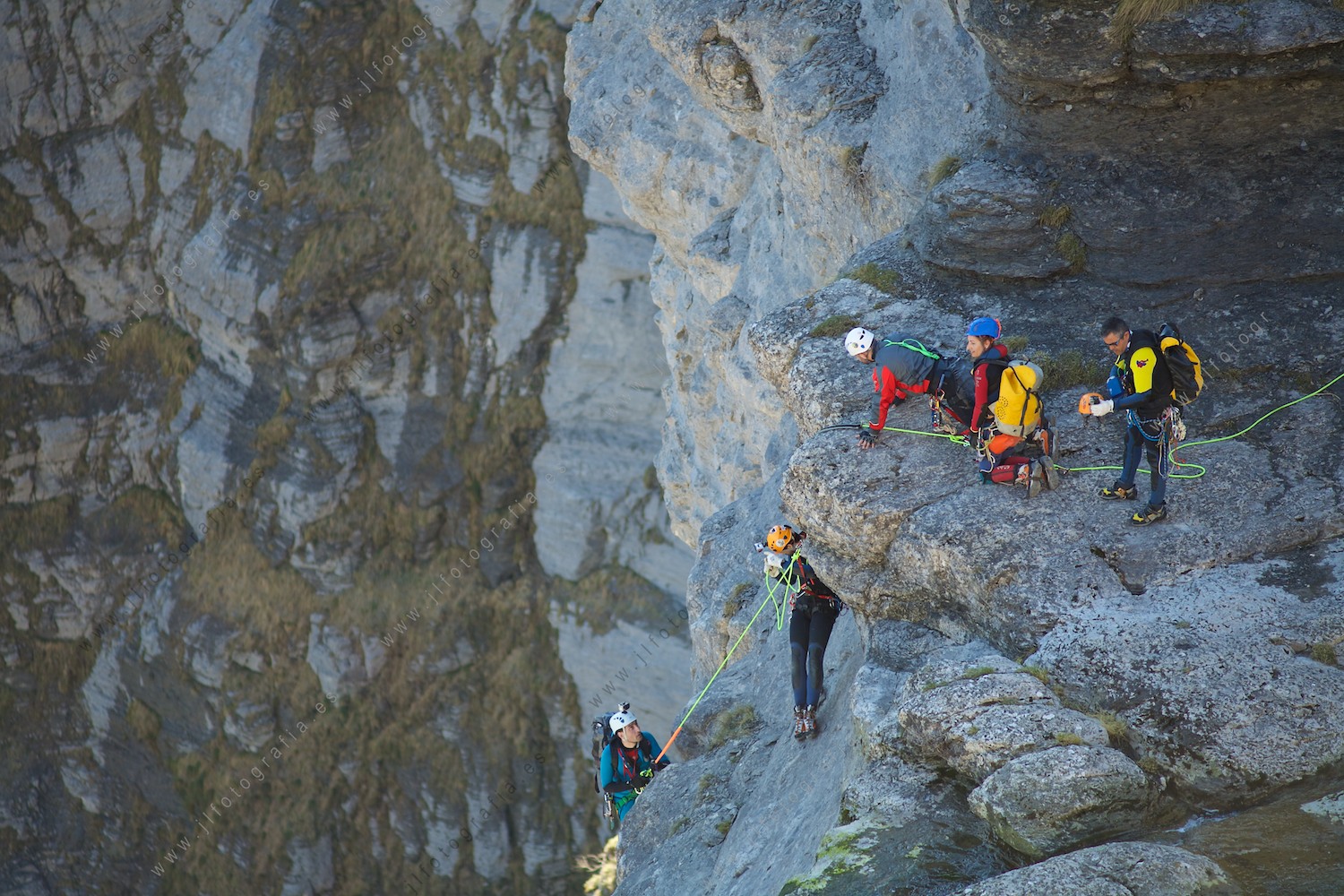 Detalle de los montañeros que descendían por las paredes del salto del Nervión haciendo rapel