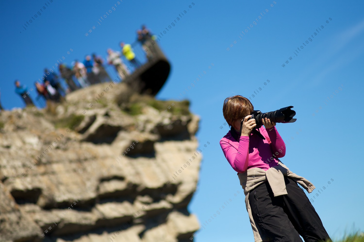 Compañera de Denbora, junto al salto del Nervión, haciendo fotografías del paisaje del desfiladero de Delika