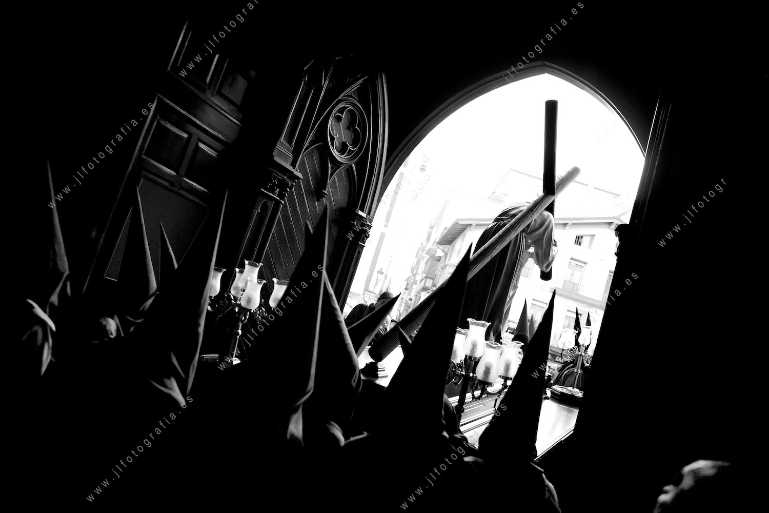 Salida de la iglesia de la procesión con Jesucristo cargando la cruz, en Balmaseda