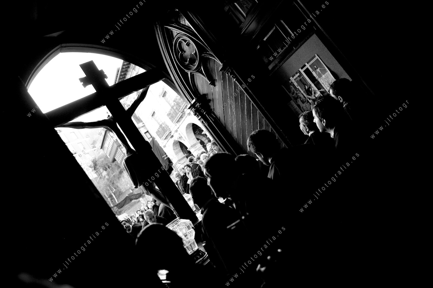 Salida de la iglesia de la procesión con Jesucristo clavado en la cruz, en Balmaseda