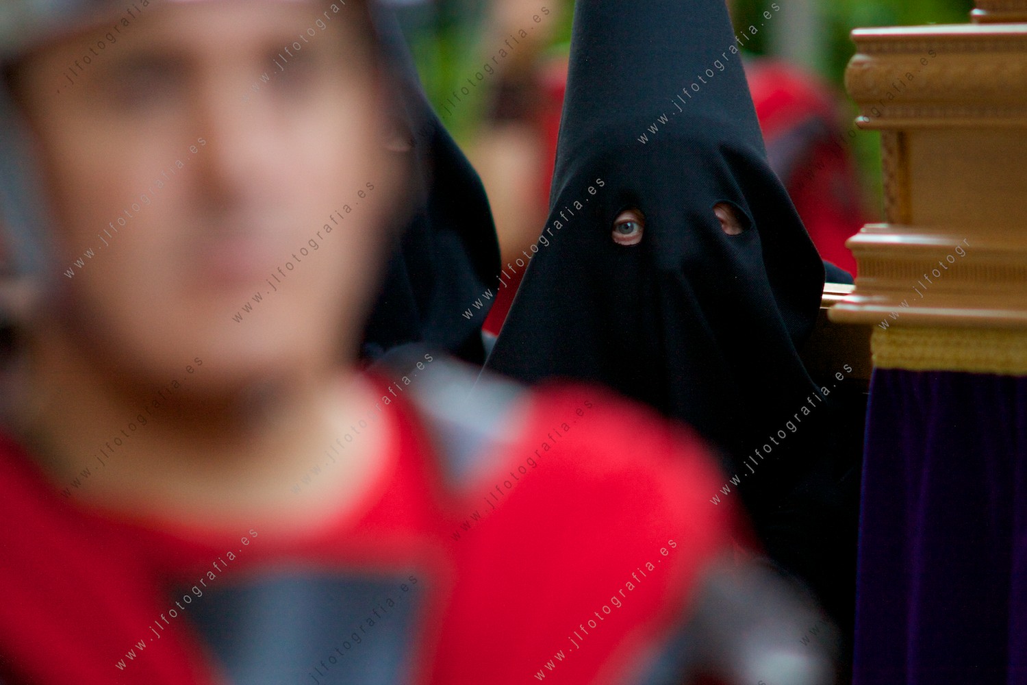 Penitente, cofrade, cargando con una de las imágenes de la procesión religiosa en Balmaseda durante la semana santa