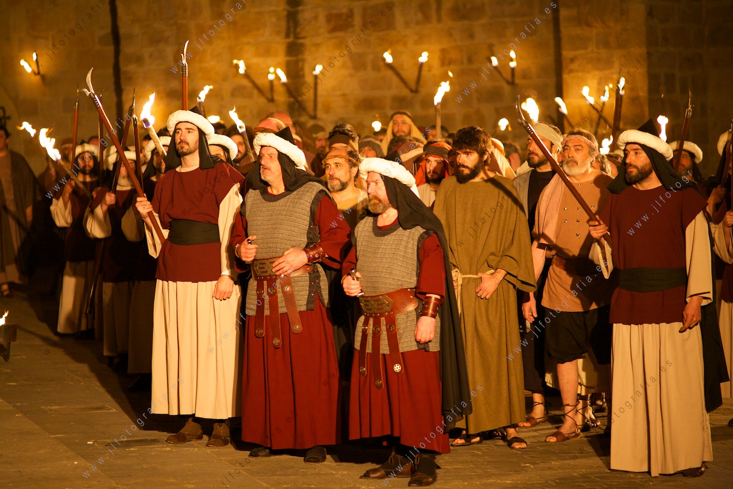 Grupo de nazarenos y soldados que van a apresar a Jesucristo, semana santa de Balmaseda