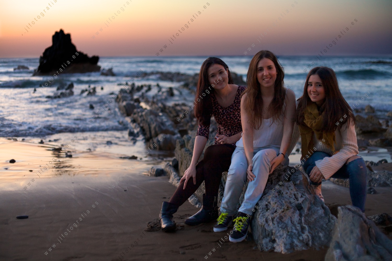 Retrato de tres chicas adolescentes en las rocas de el Peñón de Sopelana